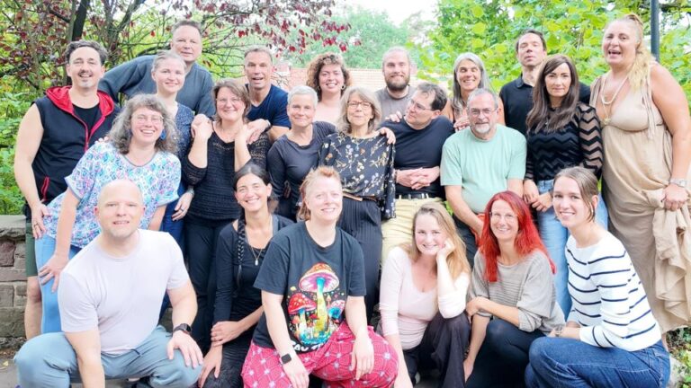 Gruppenfoto der 21. Kompaktausbildung in Beziehungsdynamischer Paar- und Sexualtherapie im Garten des Lebensgartens Steyerberg