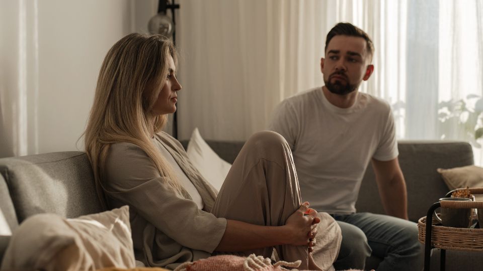 Paar im vertrauensvollen Gespräch über sexuelle Fantasien in der Paartherapie
